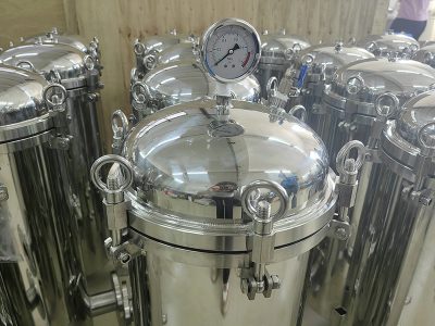 multi cartridge filter housing with gauges